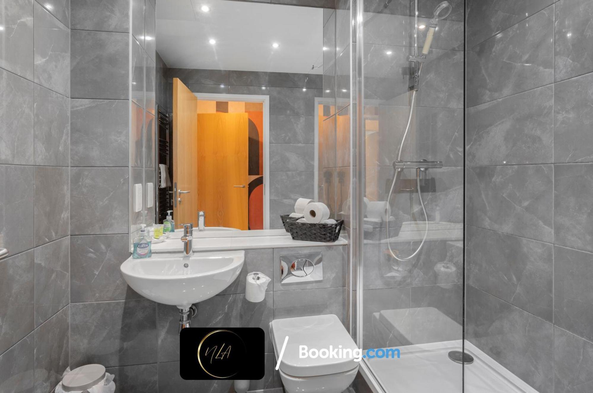 City Centre Apartment With Free Parking, 2 Bathrooms, Netflix And Wifi - Suitable For Contractors And Families - By Noor Luxury Accommodations Birmingham Exteriér fotografie